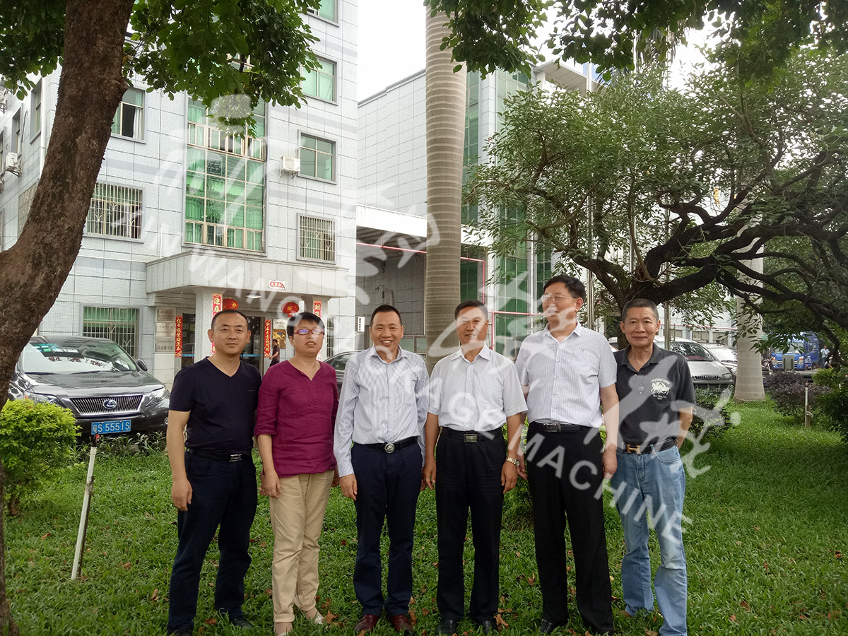 總裝備部劉思剛少將、新華社李建琦博士一行蒞臨新望公司考察指導(dǎo)