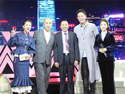 新望董事長(zhǎng)羅永輝與著名歌星劉尊老師、汪正正老師、郭津彤老師、主持人雅琪在北京電視臺(tái)錄制節(jié)目現(xiàn)場(chǎng)親切合影